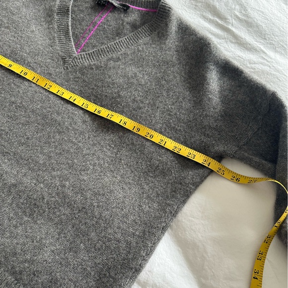 360 Cashmere Cozy Gray V-Neck Sweater, size large - Picture 14 of 14